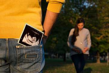 couple celebrates the birth of the baby in the park