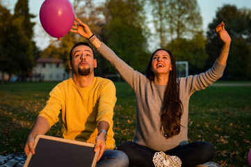 couple celebrates the birth of the baby in the park