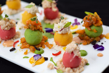 croquetas de vegetales y maiz con condimentos en plato blanco, un menu vegano