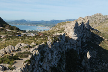 Wunderschöner Ausblick auf Felsen und Mittelmeer am Mirador del Colomer am Cap Formentor auf der...