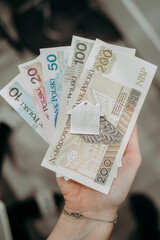 Domek leżący na banknotach © rozentuzjazmowany