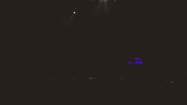 Fondo de concierto desenfocado y m&uacute;sica en vivo. Siluetas del p&uacute;blico de un concierto y luces del escenario