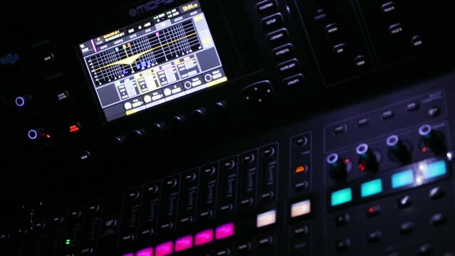 Fondo musical y equipo electr&oacute;nico profesional. Mezclador de audio. Mezclador de sonido y niveles de audio.