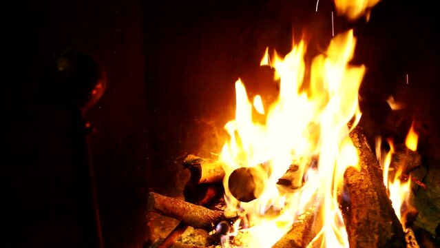 Troncos ardiendo dentro de la hoguera de casa en invierno. LLamas y brasas en el fuego.