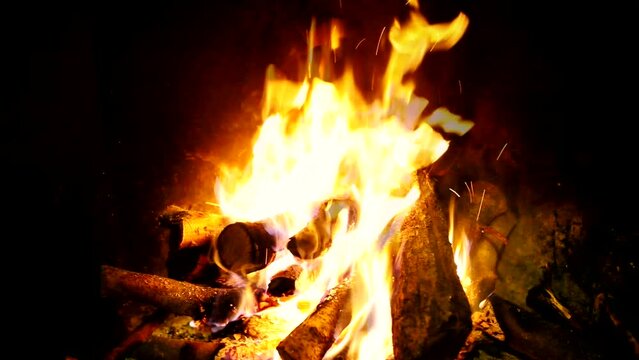 Troncos ardiendo dentro de la hoguera de casa en invierno. LLamas y brasas en el fuego.