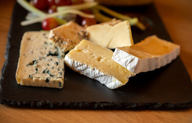 Pairing of scotch whisky and farmers scottish cheeses cheddar, stilton, blue cheese, brie, tasting of whiskey and cheese in Edinburgh, UK