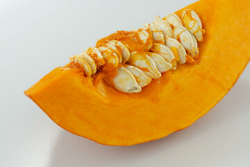fatia de abóbora moranga na mesa vista lateral detalhe isolada
