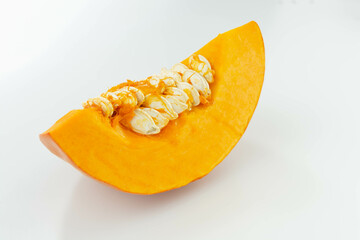 fatia de abóbora moranga na mesa, vista lateral isolada