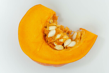 fatia de abóbora moranga na mesa vista de cima isolada