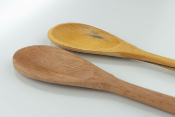 duas colheres de madeira separadas na mesa isolada