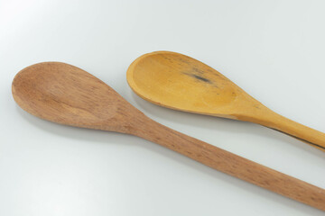 duas colheres de madeira separadas na mesa isolada