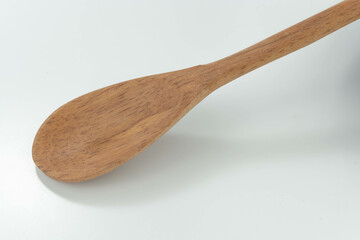 colher de madeira escura isolada