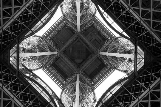 Grayscale shot of the Eiffel Tower in Paris, France