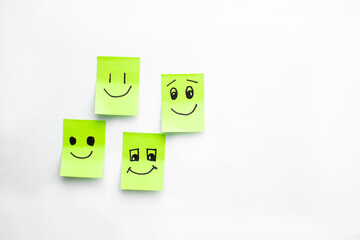 Concepto de felicidad con papeles de notas adhesivas color verde y caras felices dibujadas a mano...