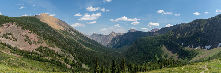 Obraz premium Landscape Mountain Views of Waterton National Park in Summer 