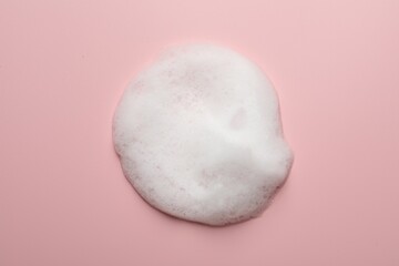 Drop of fluffy soap foam on pink background, top view - obrazy, fototapety, plakaty