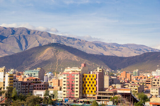 Ciudad de Cochabamba visto desde la Colina San Sebastian - Plaza Hero&iacute;na - Bolivia 