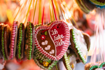 Traditional Gingerbread heart cookie (Lebkuchenherz) with sugar icing as gift for beloved person at Christkindlesmarkt Nürnberg, famous Christmas market, saying 'Ich liebe Dich', German 'I love you' - 550155329