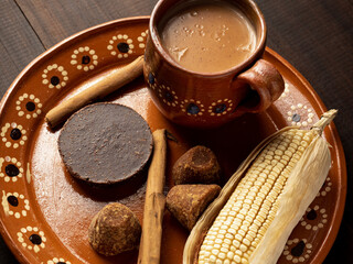 Atole de maiz con chocolate, champurrado, cocina tradicional Mexicana.