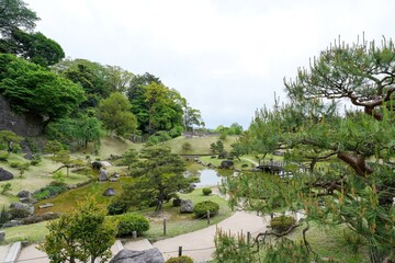 Fototapeta na wymiar 新緑に囲まれた春の日本庭園の情景＠石川