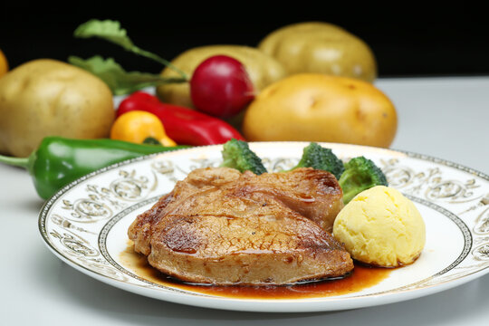 the steck set with vegetable in white plate