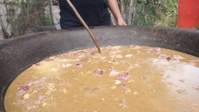 The process of the public kitchen is cooking Aceh curry sauce