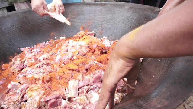 Cook Acehnese curry with a blend of spices and meat