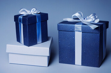 Caja de regalos en colores azul, con listones blancos y azules, vista superior, esferas y ornamentos navideños, de fondo árbol de navidad, regalo de navidad