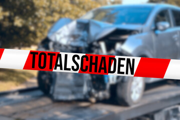 Ein Auto nach einem Autounfall uns Absperrband Totalschaden