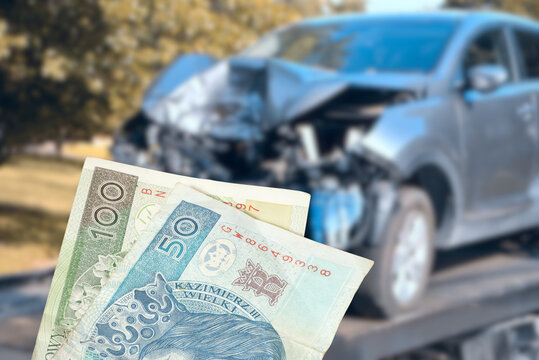 Ein Auto nach einem Unfall und Geld Polnische Zloty PLN