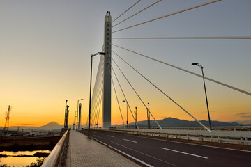 相模川に架かる銀河大橋から眺める夕焼けの富士山