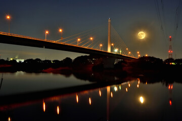 街灯と満月が輝く夜の銀河大橋
