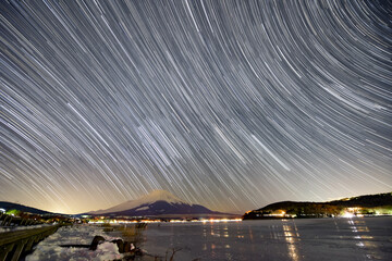 山中湖の湖畔から星が動いていく様子を撮影しました
雪を被った富士山の上空には無数の星の光跡があります
