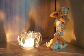lalka, dekoracja oświetlona świecą - obrazy, fototapety, plakaty