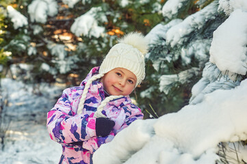 Happy little girl on a winter walk - 550212590