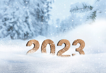 Jahreszahl 2023 aus Holz im Schnee