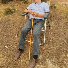 papy dort dans son fauteuil en plein air en été , - 550215715
