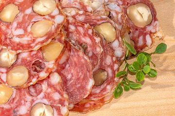 Dauerwurst mit Haselnüssen
