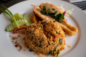 Thailändisches Essen mit Lachs (Fisch) und Reis