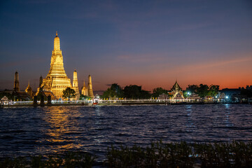 Sonnenuntergang in der Hauptstadt Thailands, Bangkok, am Fluss mit Blick auf die Touristenattraktion, den Tempel Wat Arun