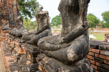 Fototapeta na wymiar Alte Ruinen und Buddha Körper ohne Köpfe im Unesco Weltkulturerbe in Ayutthaya, der früheren Hauptstadt vom Königreich Siam (Thailand)