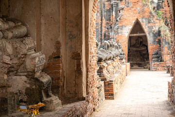 geköpfte Buddha-Ruinen von einem alten Tempel in Ayutthaya, der früheren Hauptstadt vom...