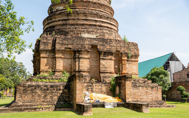 historische und alte Ruinen von Chedis, buddhas und Tempeln in der früheren Hauptstadt vom...