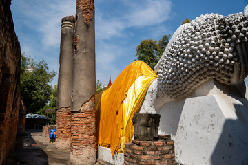 riesengroßer Buddha von hinten in den Ruinen von Ayutthaya, welche die frühere Hauptstadt des...