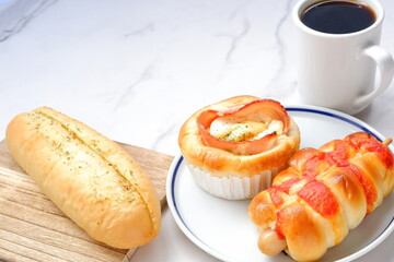 3種類の総菜パンとコーヒーでランチタイム