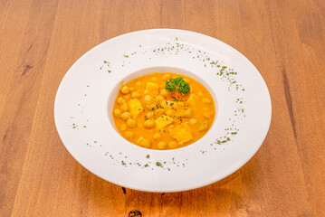 Stewed chickpeas recipes are a classic of many cuisines, since they constitute an economic dish as well as nutritious