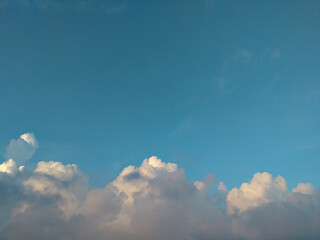 Nubes y cielo - división 