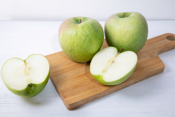 グラニースミスという品種の青リンゴ（長野県産）