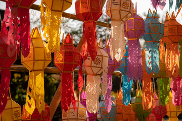 Vorbereitungen für das thailändische Lichterfest Yi Peng mit den vielen bunten Lampen