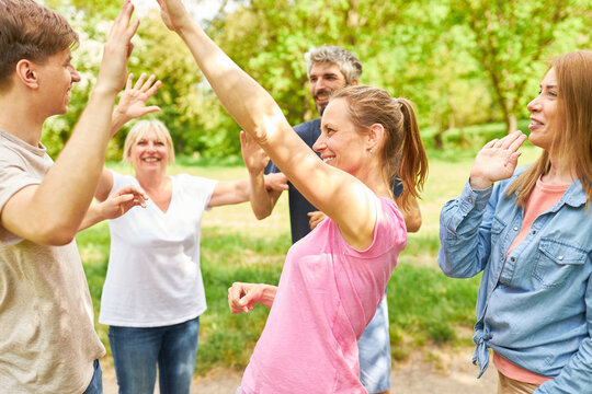 Gruppe junger Leute macht &Uuml;bung f&uuml;r Motivation